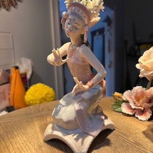 Lladro Porcelain Thai Dancer in Pink and Cream missing a finger-unnoticeable